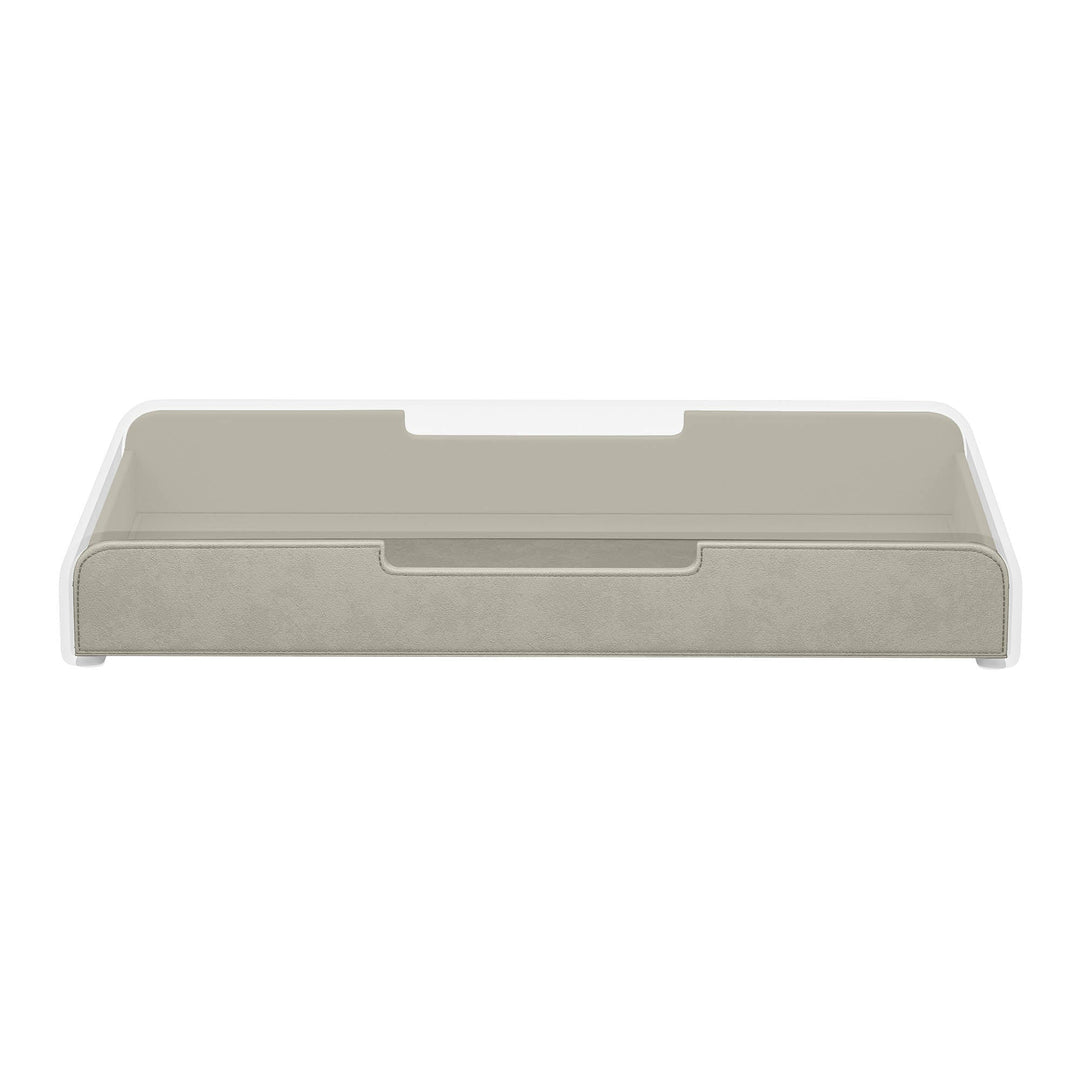 Luxe stone lade voor de Aptiq monitor standaard, leer look met afgeronde hoeken en uitsparingen voor kabels, aanzicht van voren en ingeschoven op witte achtergrond