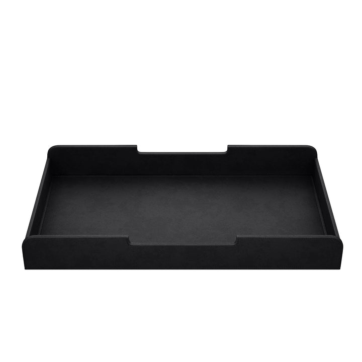 Luxe zwarte lade voor de Aptiq monitor standaard, leer look met afgeronde hoeken en uitsparingen voor kabels, aanzicht van voren op witte achtergrond