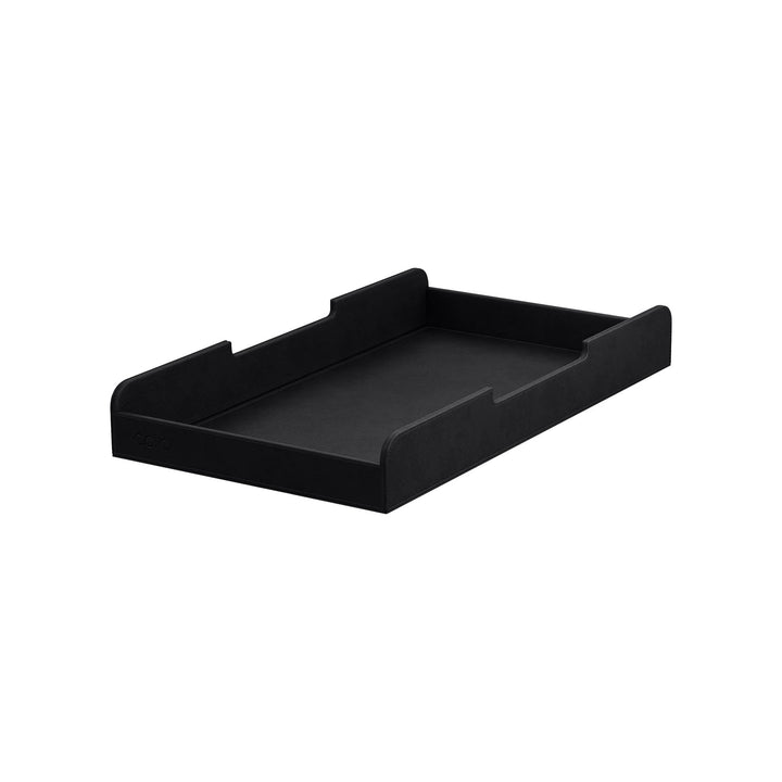 Luxe zwarte lade voor de Aptiq monitor standaard, leer look met afgeronde hoeken en uitsparingen voor kabels, schuin van opzij gezien op witte achtergrond