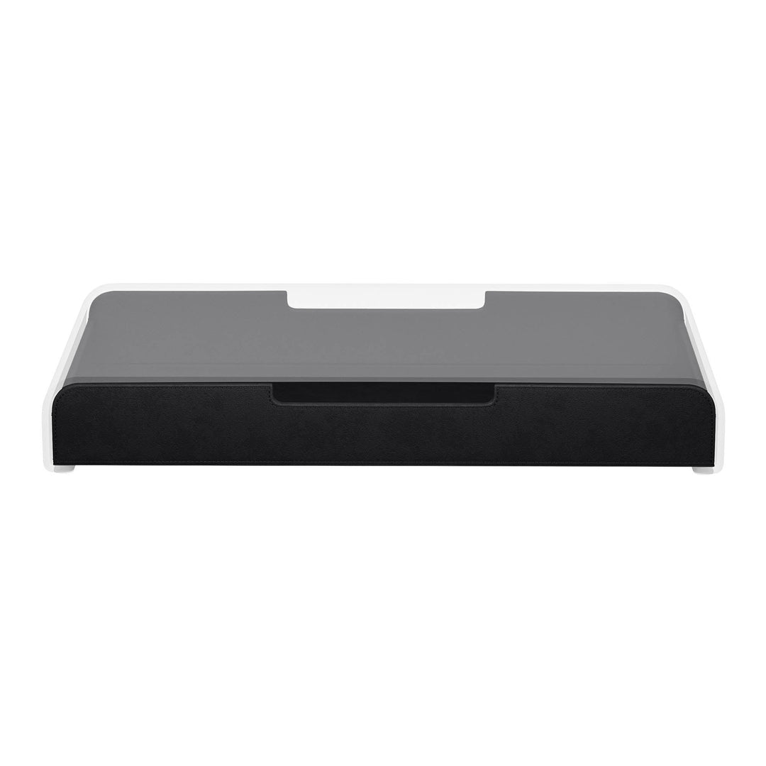 Luxe zwarte lade voor de Aptiq monitor standaard, leer look met afgeronde hoeken en uitsparingen voor kabels, aanzicht van voren en ingeschoven op witte achtergrond