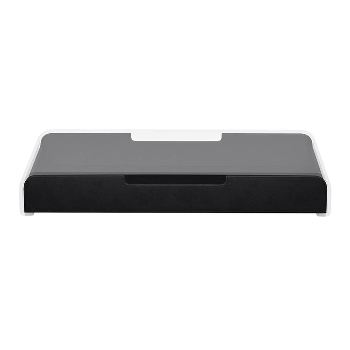 Luxe zwarte lade voor de Aptiq monitor standaard, leer look met afgeronde hoeken en uitsparingen voor kabels, aanzicht van voren en ingeschoven op witte achtergrond