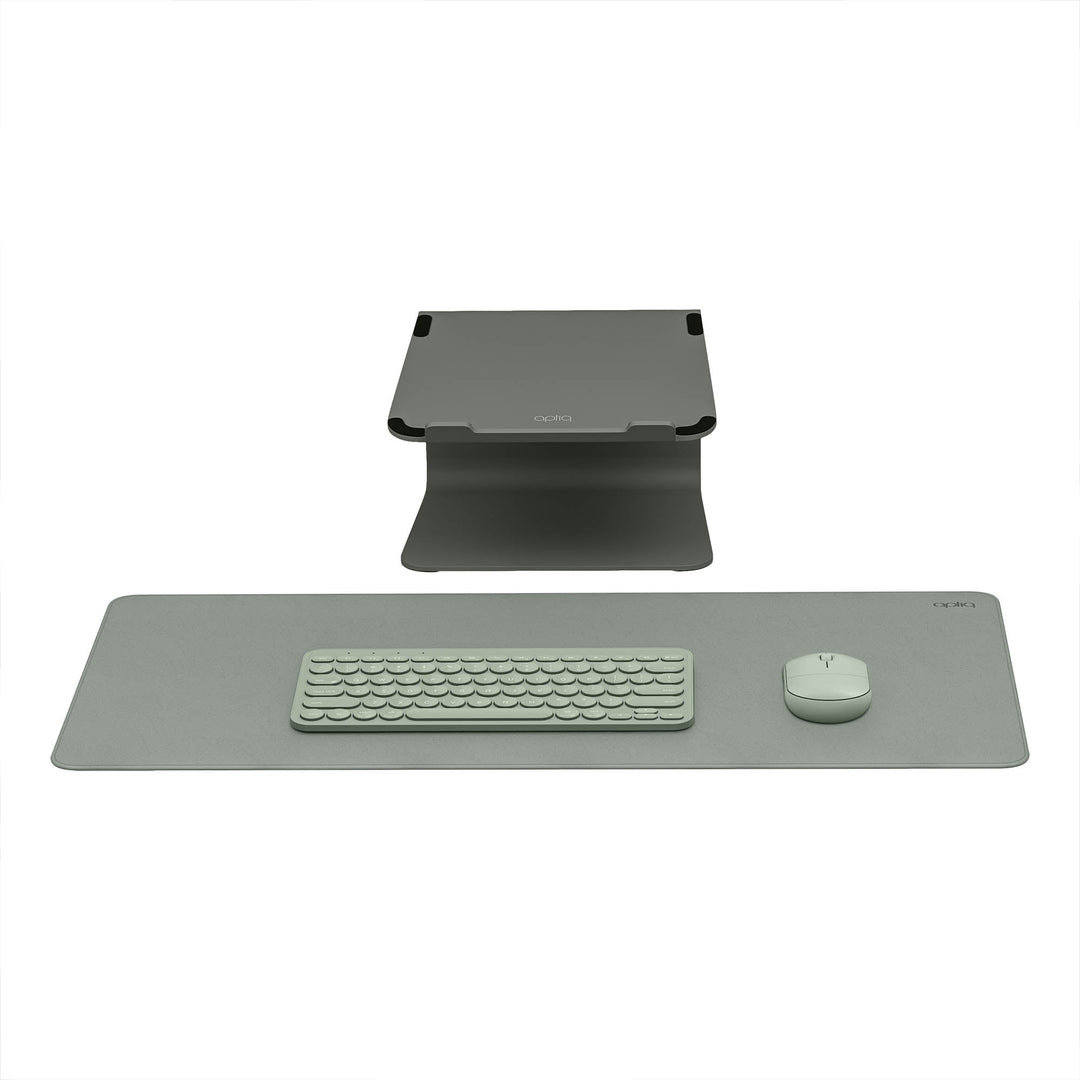 Groene werkplek set met laptop standaard en toetsenbord en muis en onderlegger in groen, van voren gezien op witte achtergrond
