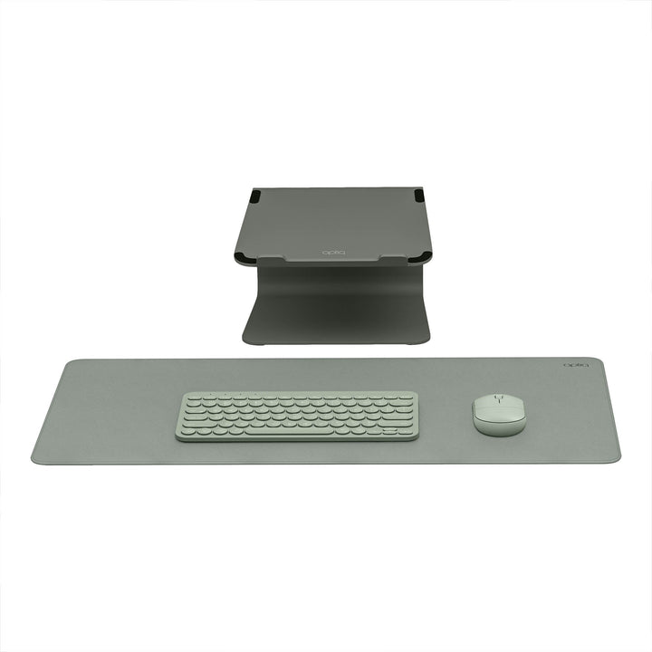 Groene werkplek set met laptop standaard en toetsenbord en muis en onderlegger in groen, van voren gezien op witte achtergrond