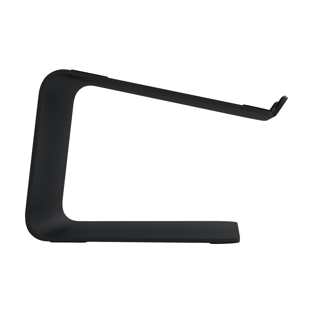 Zwarte laptop standaard van aluminium in matte afwerking met zwarte bescherm pads, van zijkant gezien op witte achtergrond
