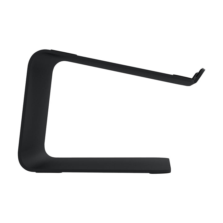 Zwarte laptop standaard van aluminium in matte afwerking met zwarte bescherm pads, van zijkant gezien op witte achtergrond