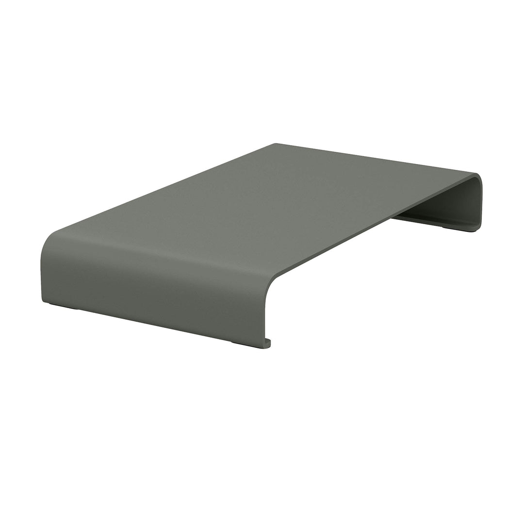 Groene monitor standaard van aluminium in matte afwerking, met opbergruimte, schuin van achteren gezien op witte achtergrond