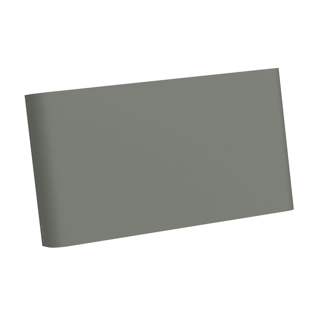 Groene monitor standaard van aluminium in matte afwerking, met opbergruimte, schuin van boven gezien op witte achtergrond