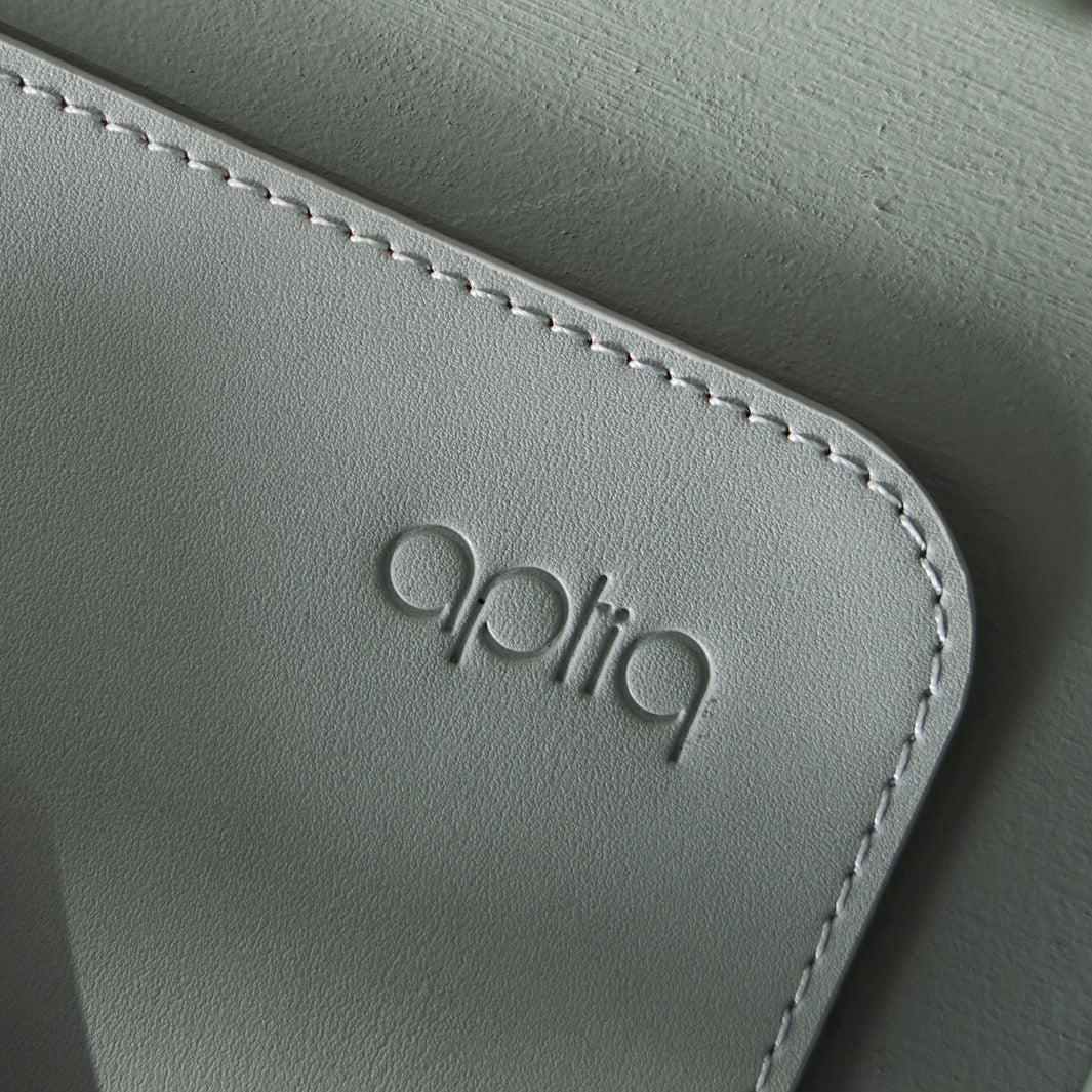 Close-up van een hoek van de groene bureau onderlegger met Aptiq logo