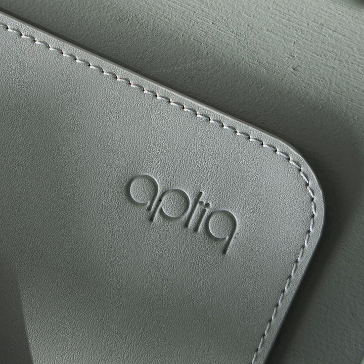 Close-up van een hoek van de groene bureau onderlegger met Aptiq logo