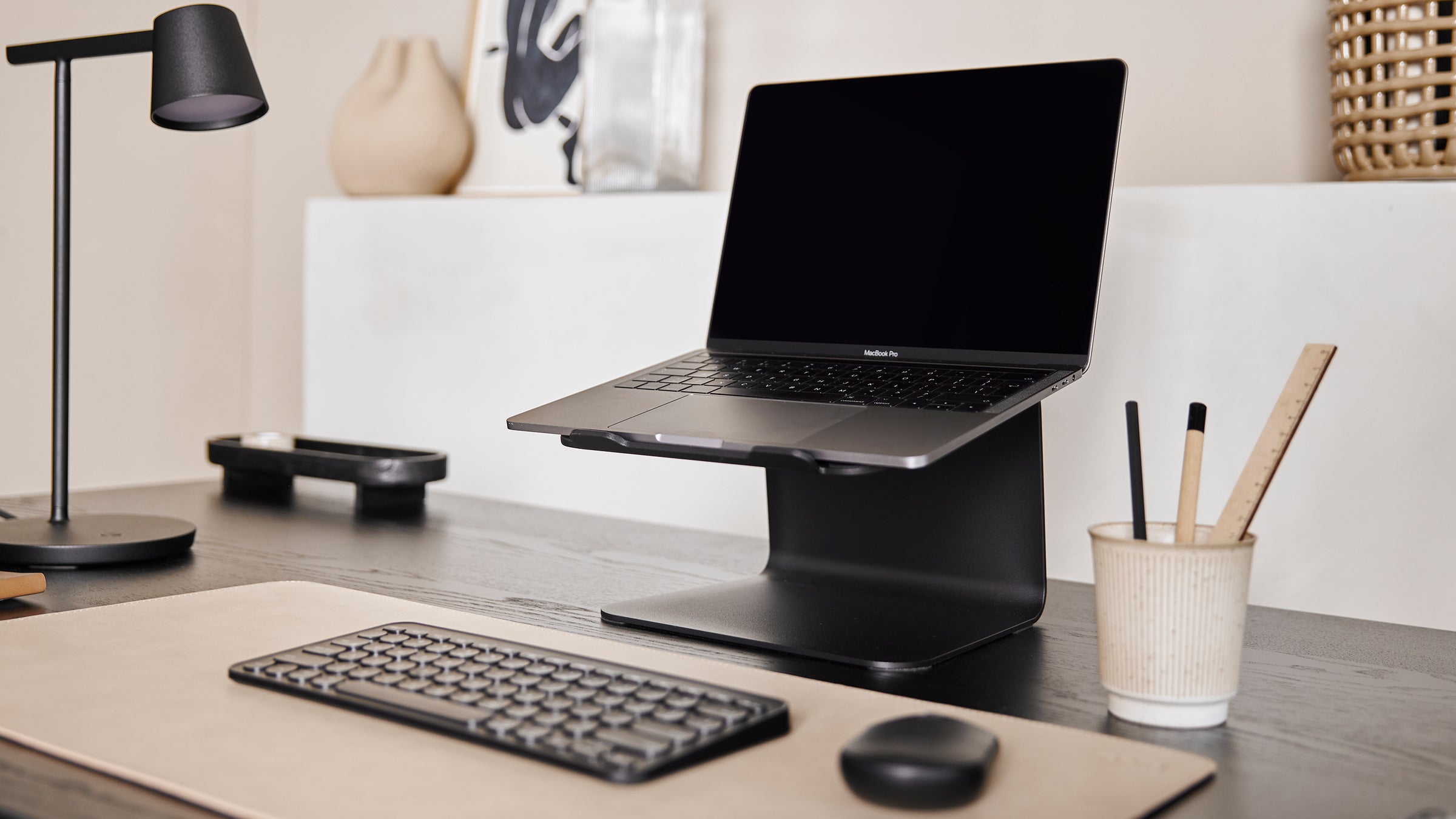 Laptop set van Aptiq zwart met sand deskmat op zwart bureau