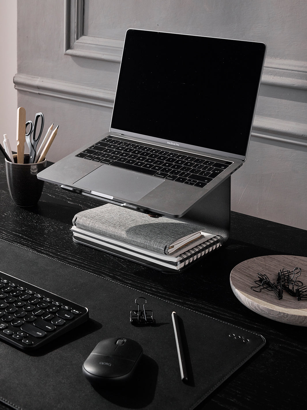 Werkplek met stijlvolle en functionele bureau accessoires in zwart voor laptop