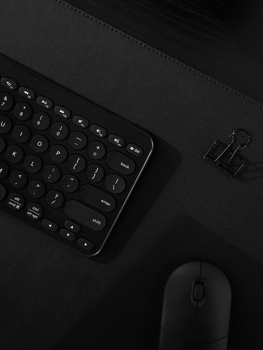 Bureau accessoires in stijlvol zwart op zwart bureau