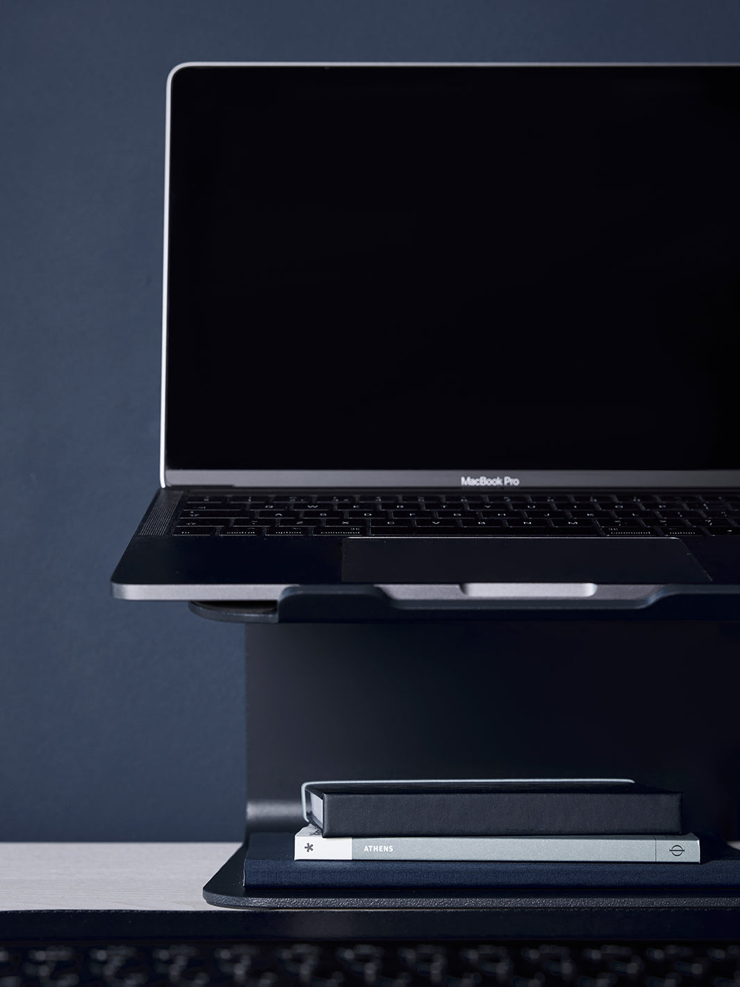 Close-up van laptop met laptopstandaard van Aptiq in blauw
