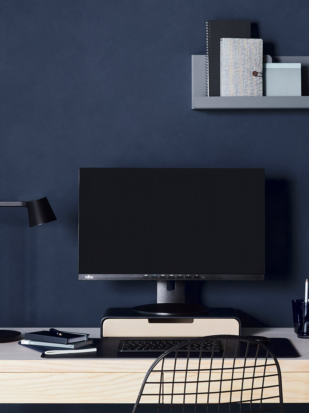 Donkerblauwe werkplek met Aptiq bureau accessoires voor monitor in midnight blauw