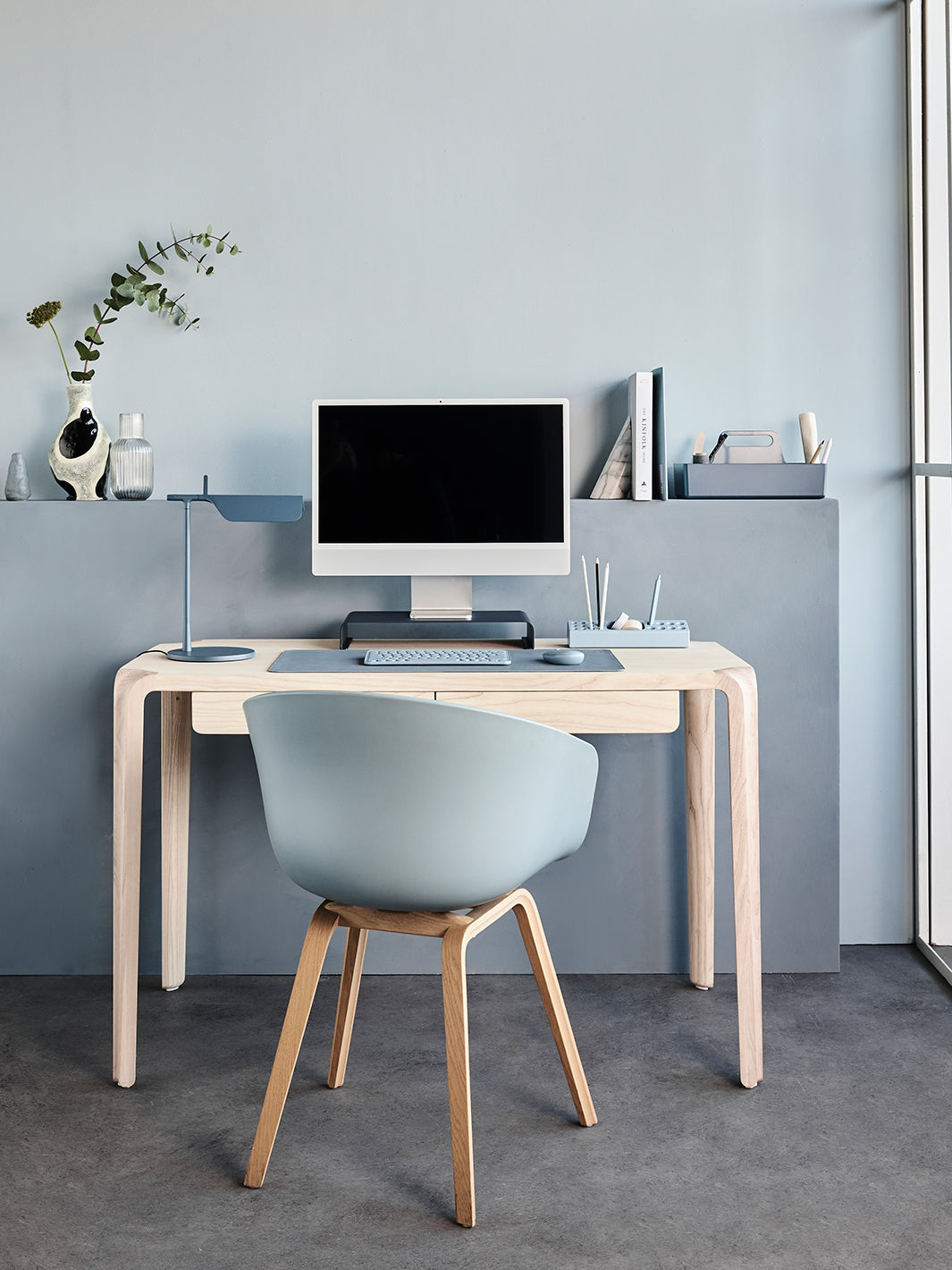 Werkplek met bureau en stoel in lichtblauw met bureau accessoires van Aptiq in blauw