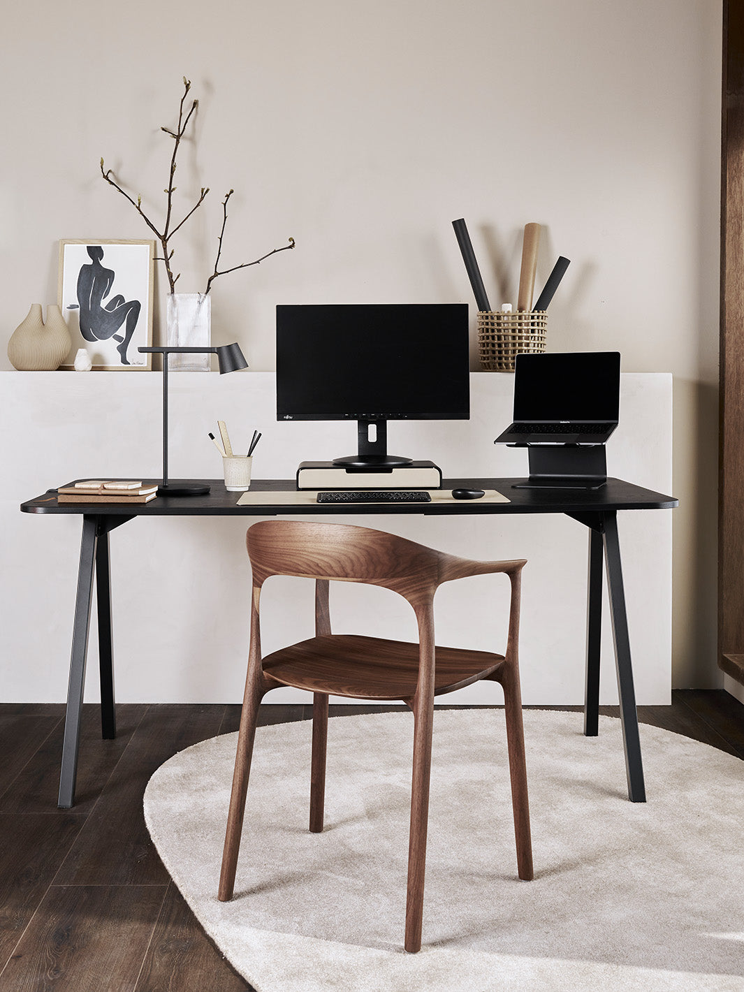 Werkplek van achter met stoel met bureau accesoires in zwart en sand van Aptiq