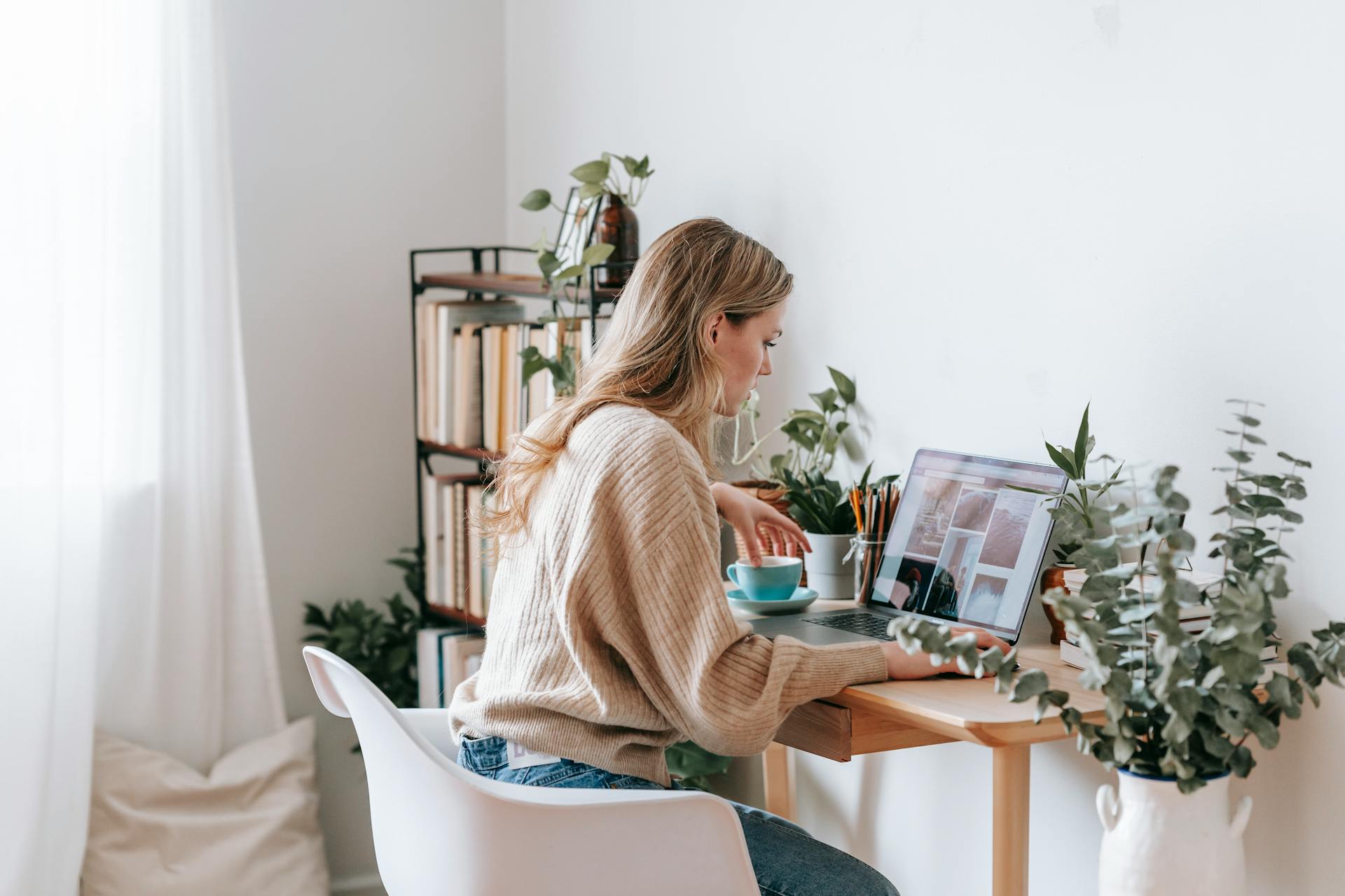 We zitten vaak lang in een ongemakkelijke houding achter een laptop te werken