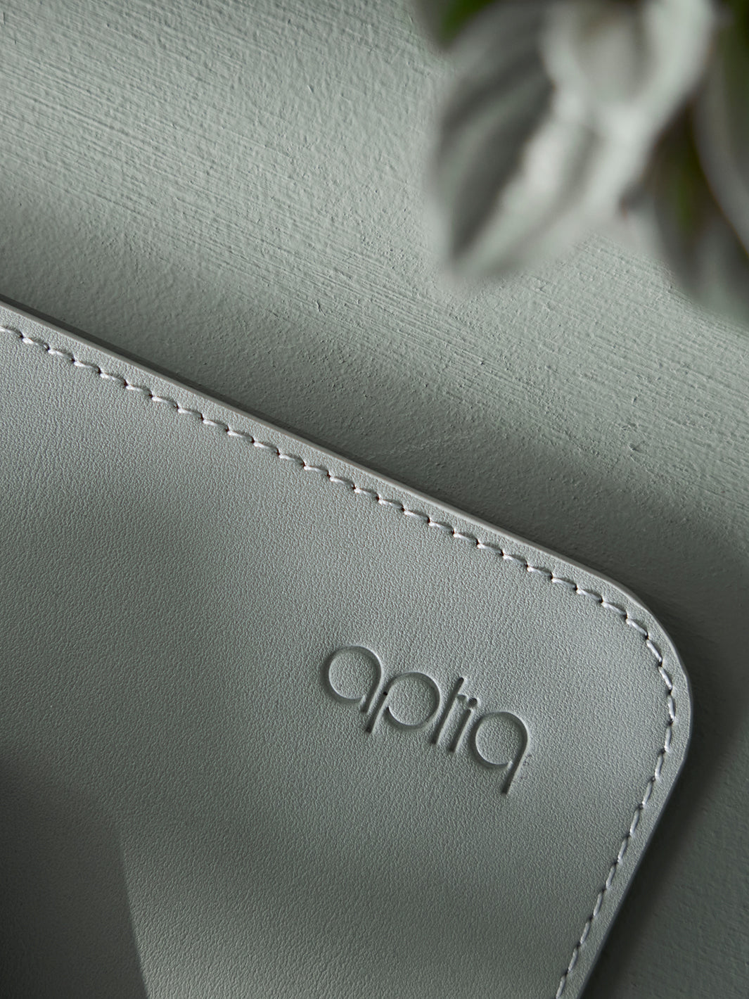 Close-up van Aptiq deskmat in misty green