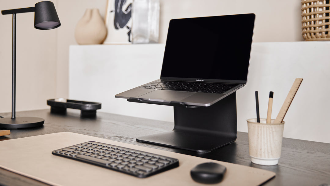 Laptop set van Aptiq zwart met sand deskmat op zwart bureau