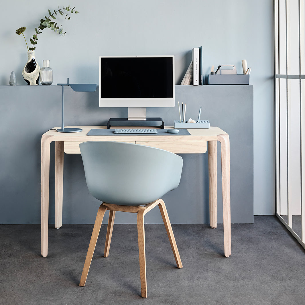 Werkplek me stoel en bureau met blauwe Aptiq accessoires