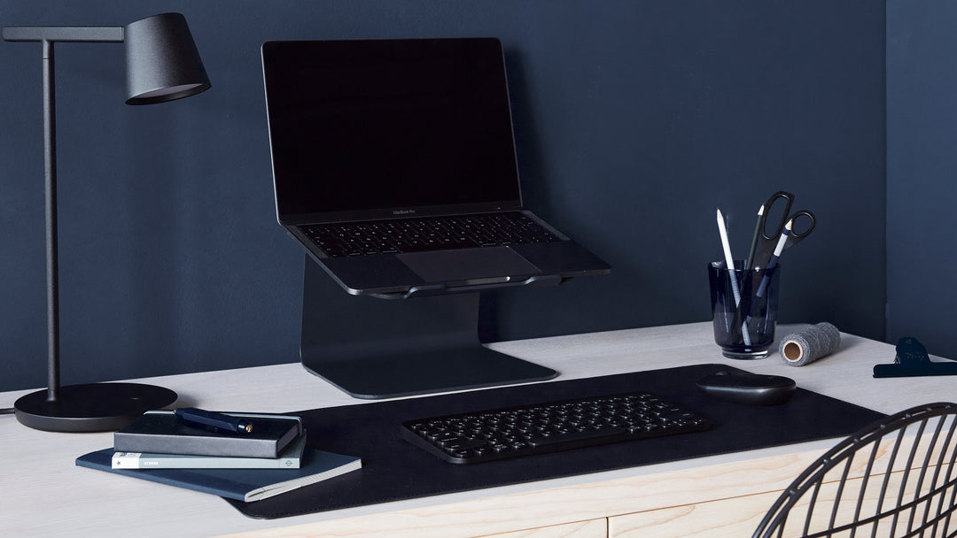 Accessoires van Aptiq in stijlvol midnight blue op bureau