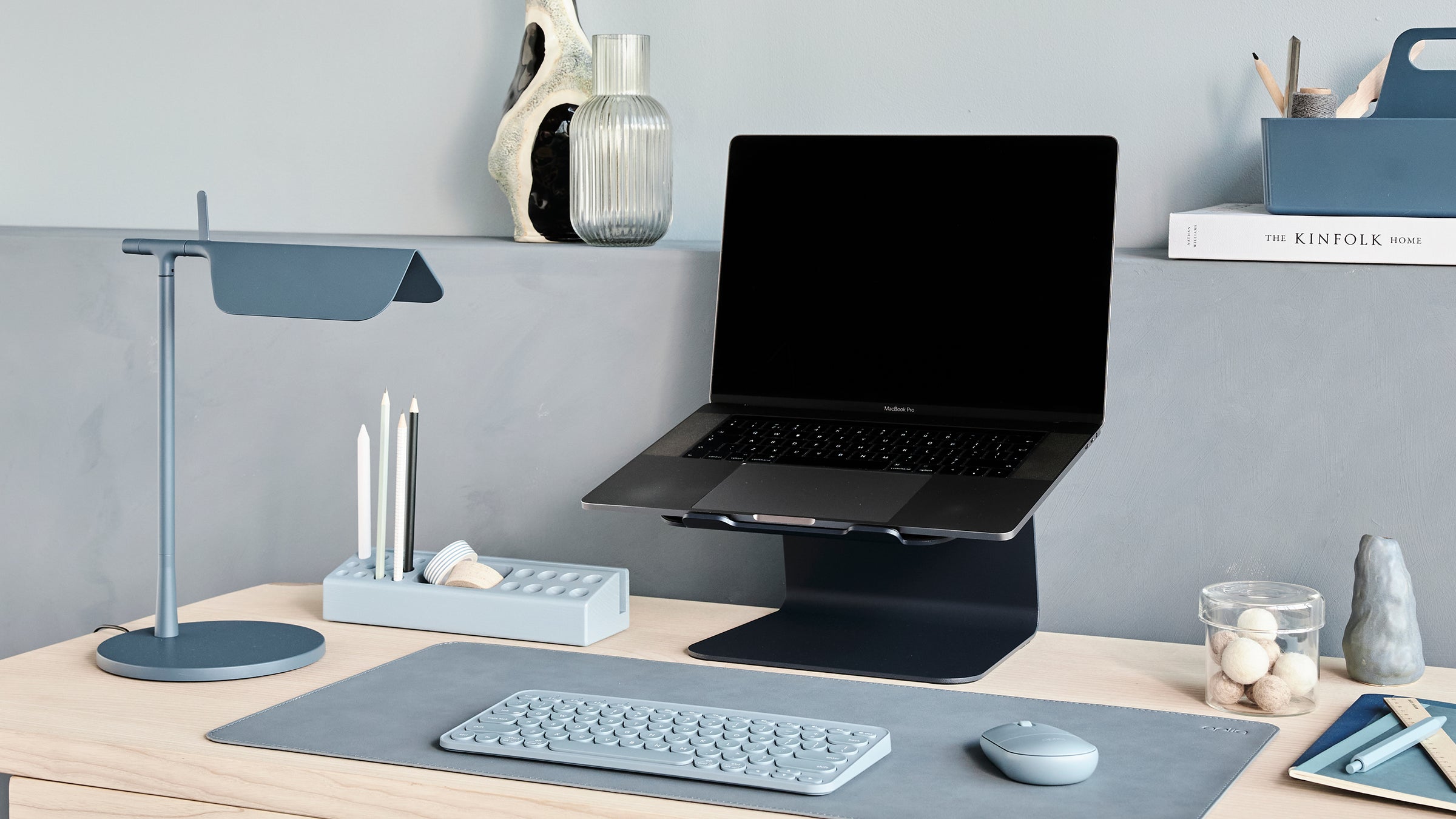 Werkplek met laptop met bureau accessoires van Aptiq in blauw