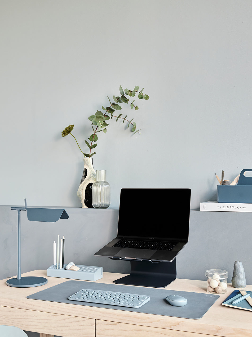 Werkplek met laptop met bureau accessoires van Aptiq in blauw