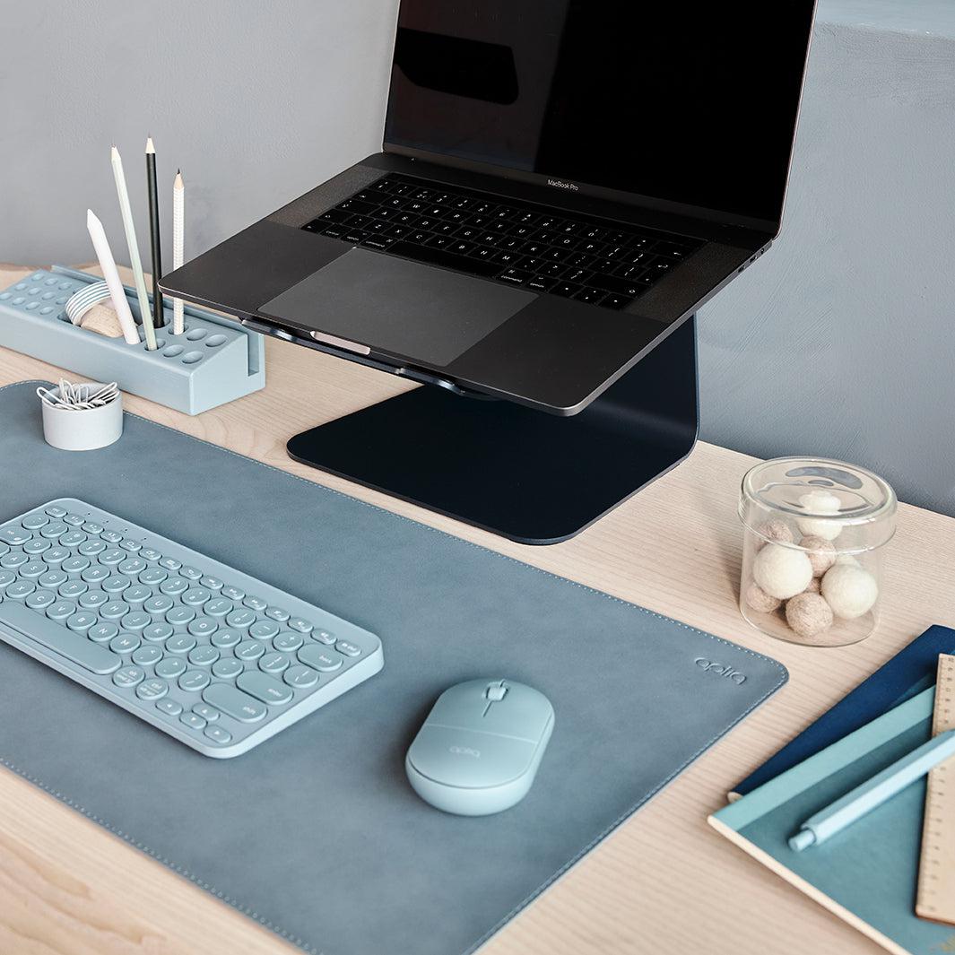 Werkplek set met een laptopstandaard toetsenbord, muis en onderlegger in stijlvol blauw