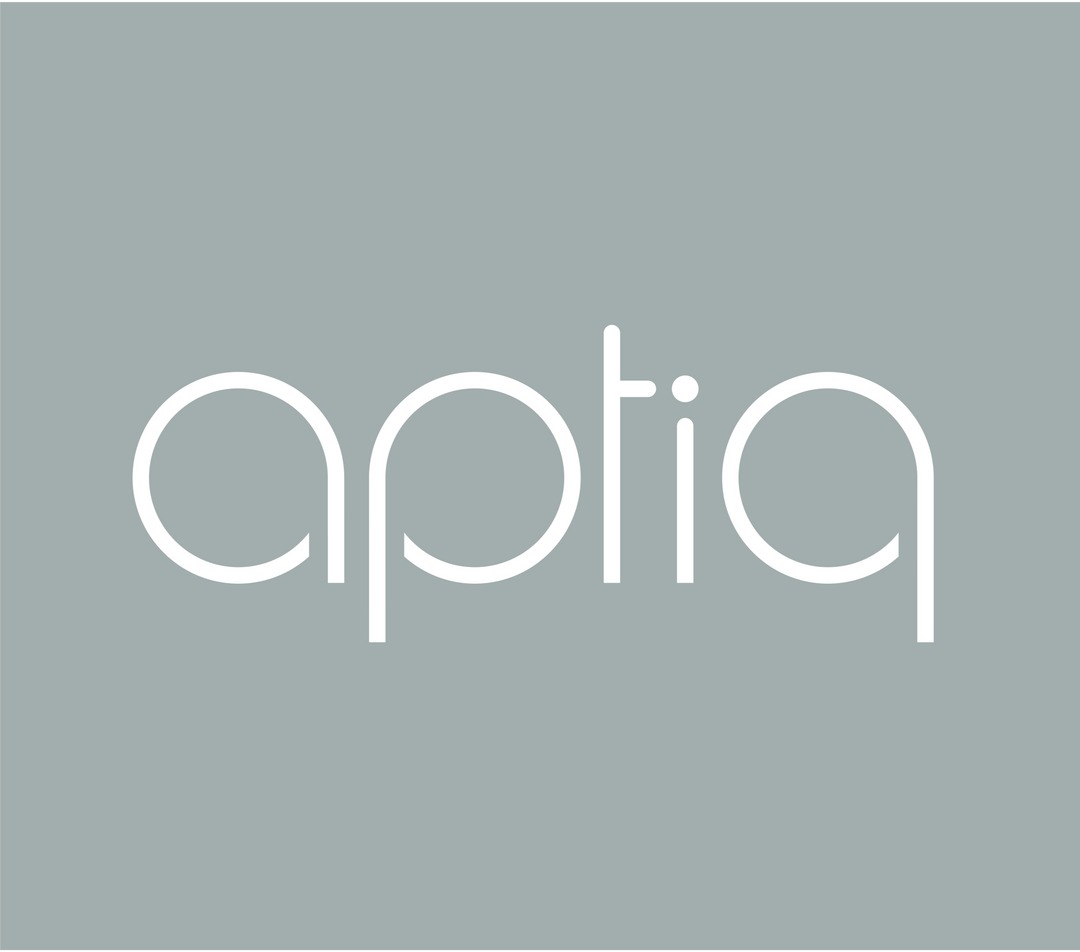 Aptiq logo in witte ronde letters op een grijs blauwe achtergrond