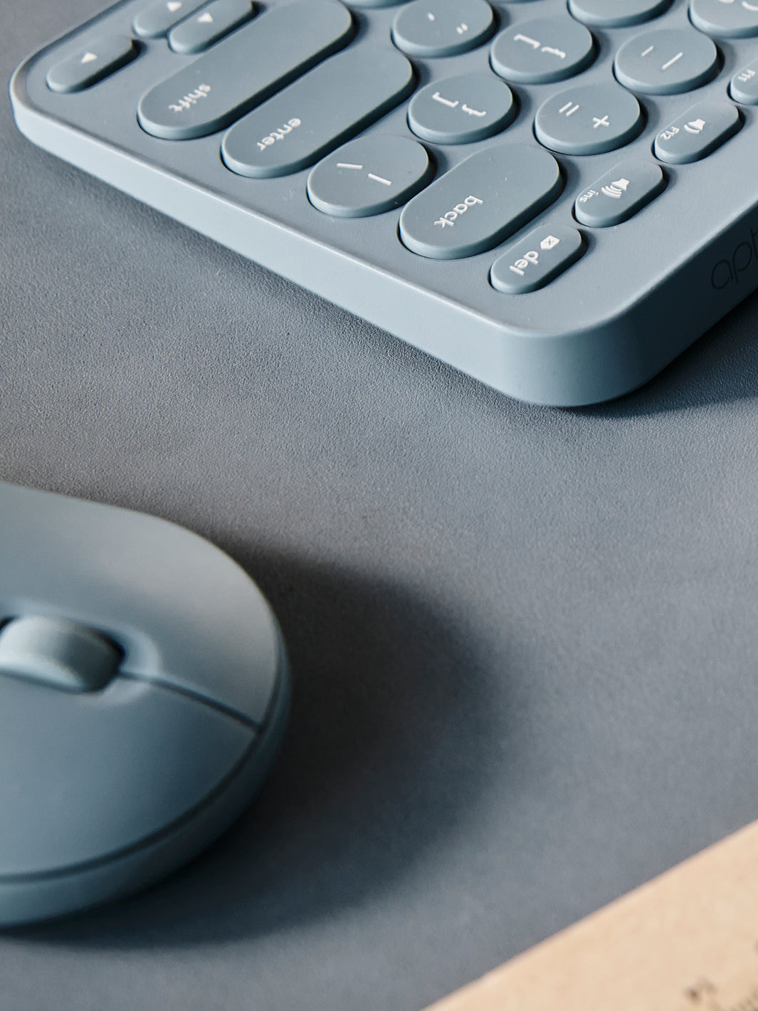 Close-up van toetsenbord en muis op deskmat blauw