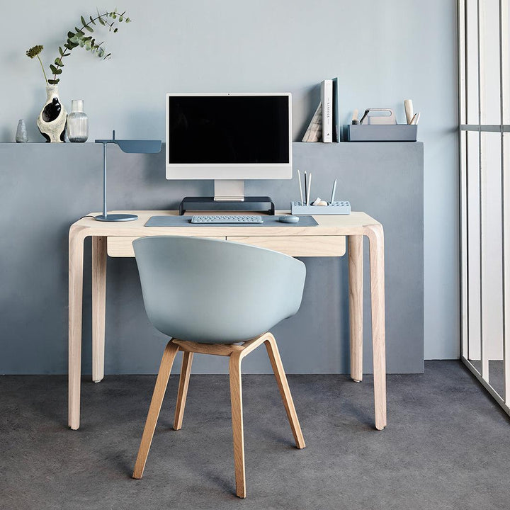 Complete werkplek met stoel met bureau accessoires in blauw tinten